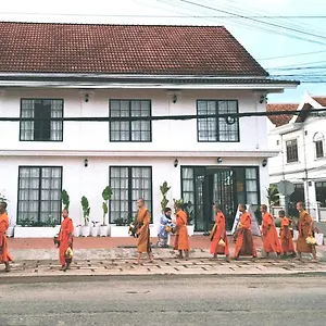 https://midnight-blue-guesthouse.hotelsluangprabang.com